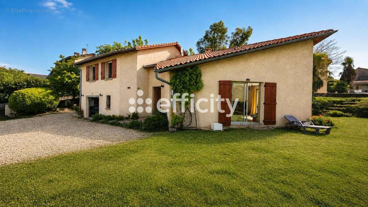 Maison à MONTANAY