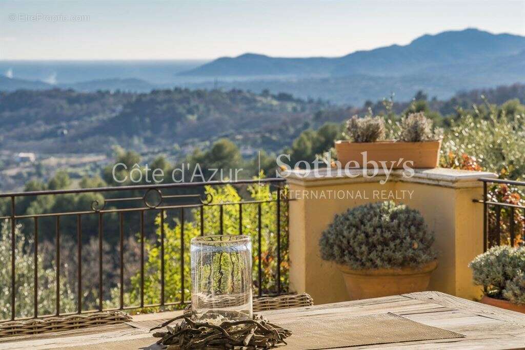Maison à CHATEAUNEUF-GRASSE