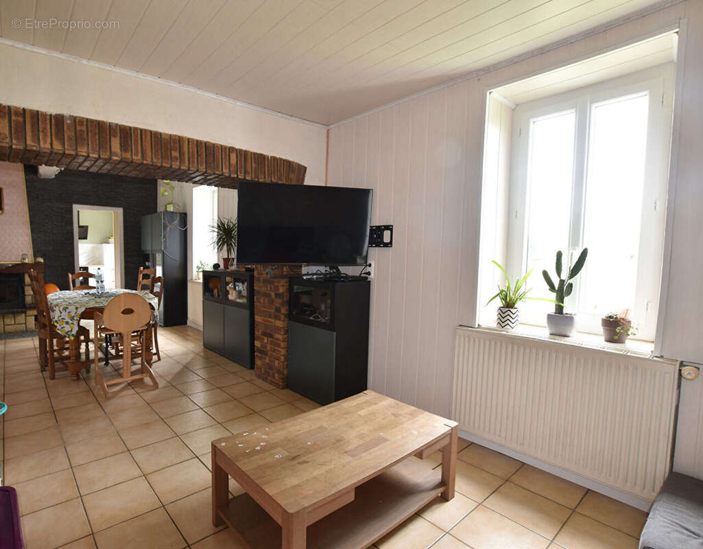 Maison à MONTAIGU-LE-BLIN