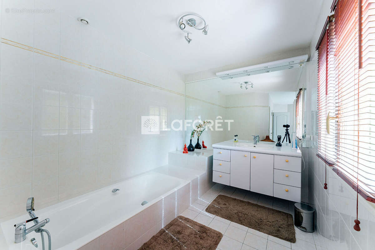 Maison à SAINT-LAURENT-DE-CHAMOUSSET