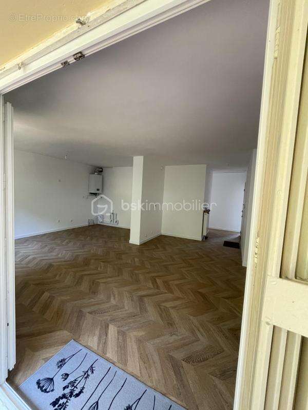 Appartement rénové avec terrasse de 83m2 au cœur de Venelles – Calme et tout à pied - photo 3