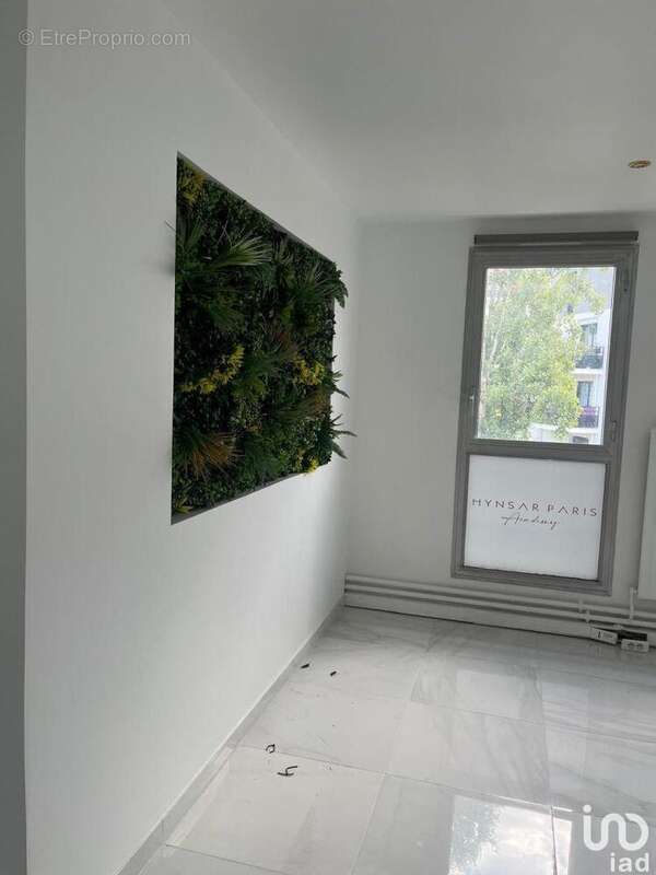 Photo 3 - Commerce à CERGY