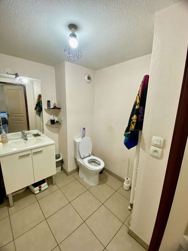Salle de bain avec WC - Appartement à JUVIGNAC