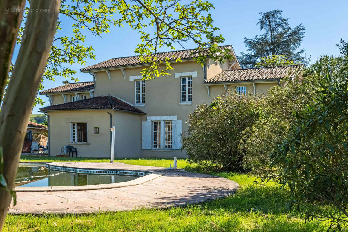 Country manor with barn and pool - photo 23