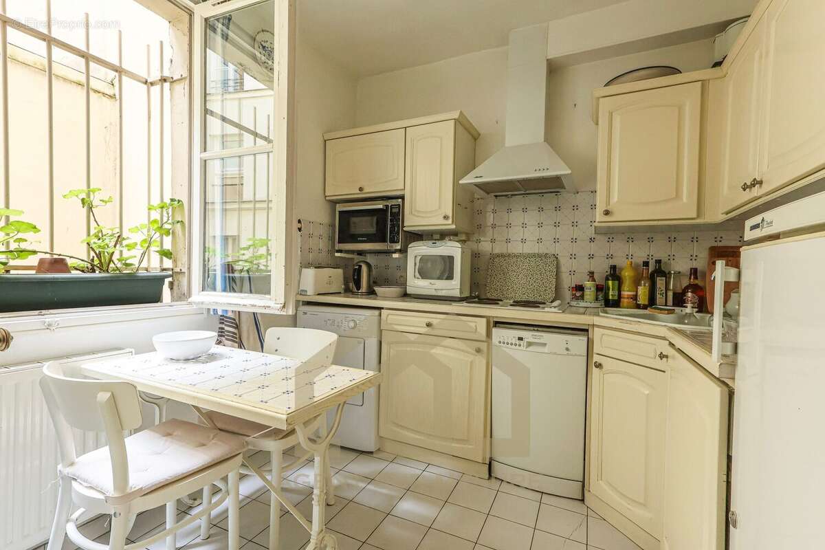 Appartement à PARIS-1E