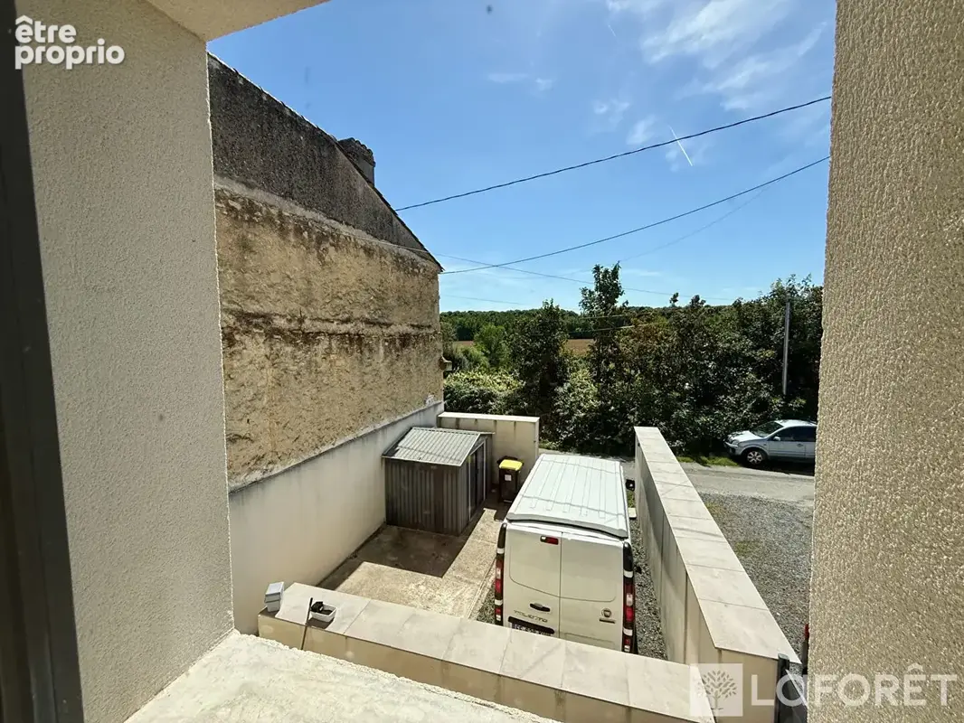 Maison rénovée avec terrasse, cour et jardin de 1 000 m2 - photo 9