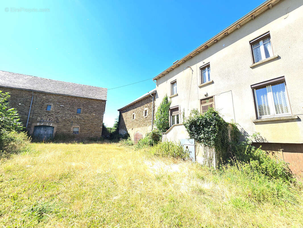 Corps de ferme avec maison et 2 granges - Trémouilles - photo 18