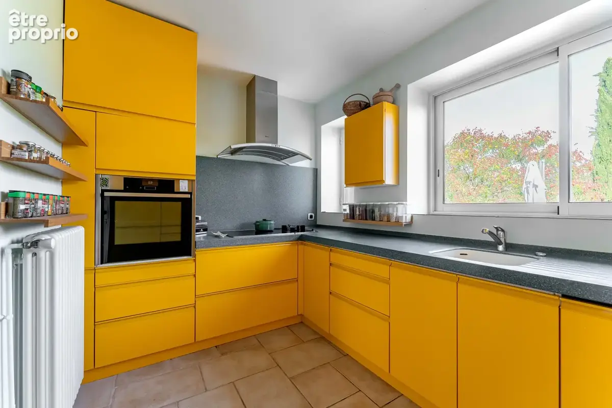 Maison familiale de 109m2 sur terrain plat de 1260m2 avec piscine et dépendance. - photo 7