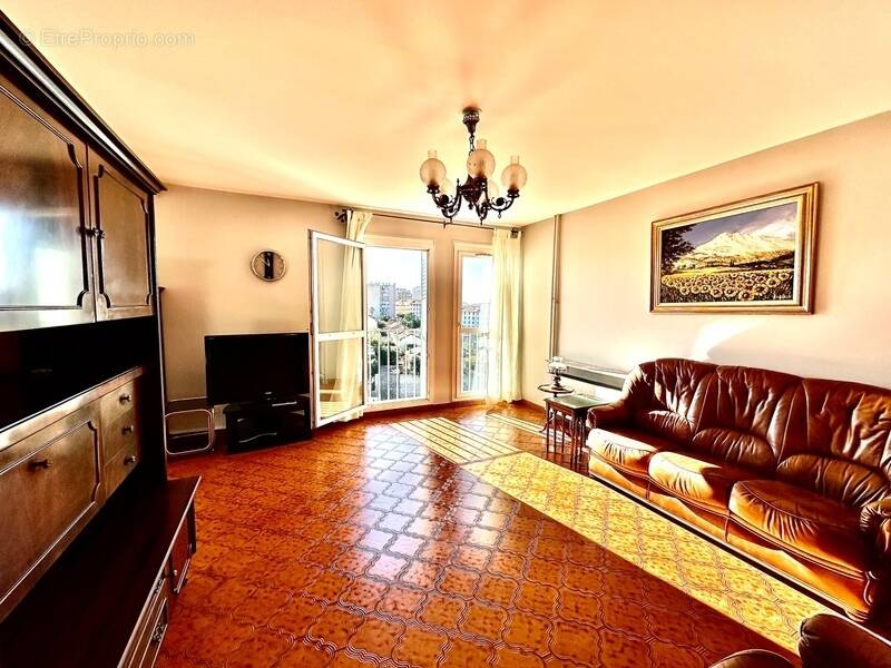 Appartement à MARSEILLE-4E