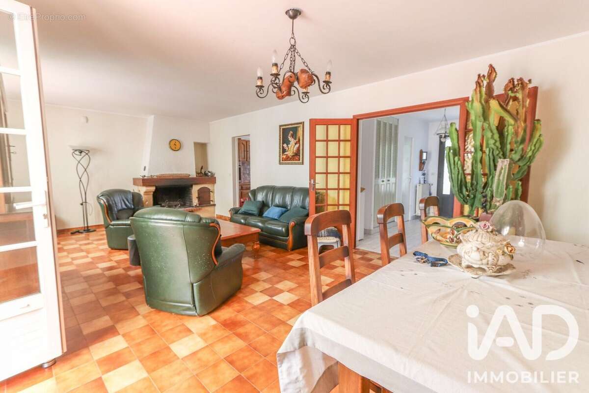 Maison 128 m² à Saint-Jean-Les-Deux-Jumeaux  - photo 9