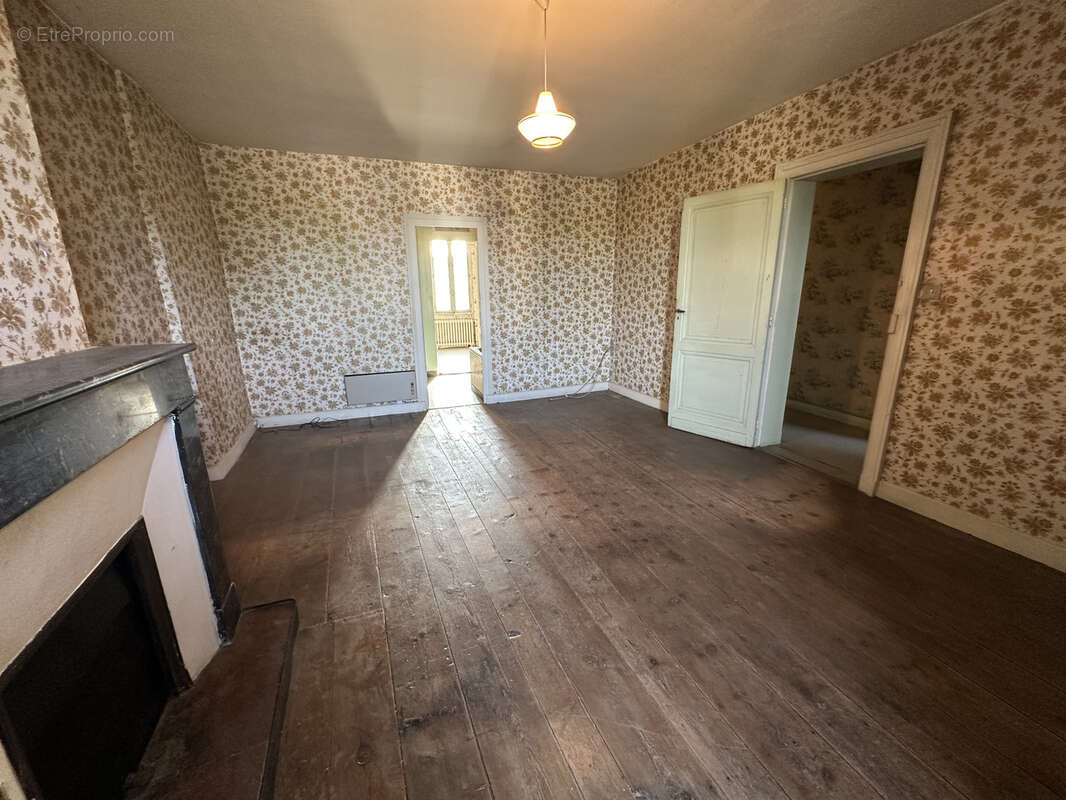 Maison à LA ROCHE-CHALAIS