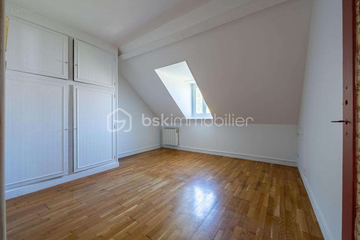 Très belle maison rénovée des années 1970 composée de ses 4 chambres, de son sous-sol total et de son jardin clos sans vis-à-vis - photo 11