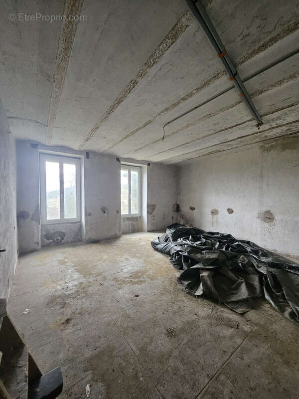 Appartement à BOURG-DE-THIZY