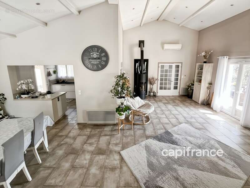 Maison à BAGNOLS-EN-FORET