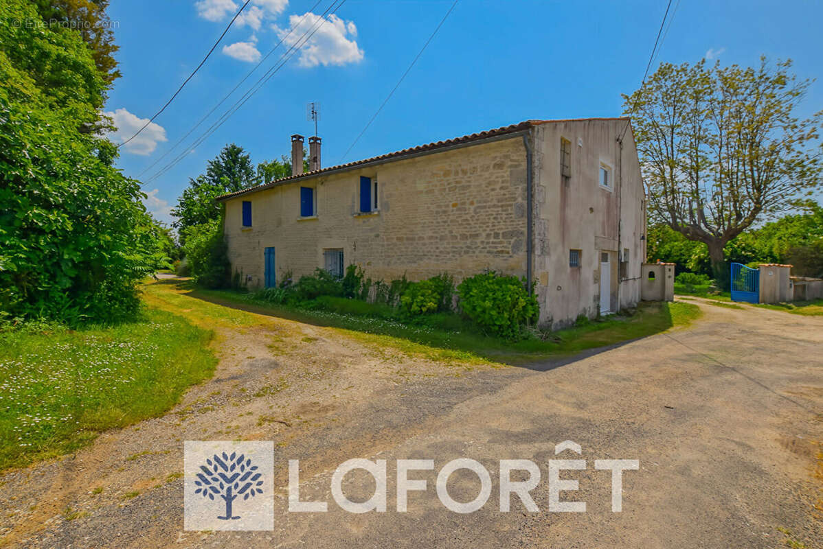 Maison à SAINT-GENIS-DE-SAINTONGE