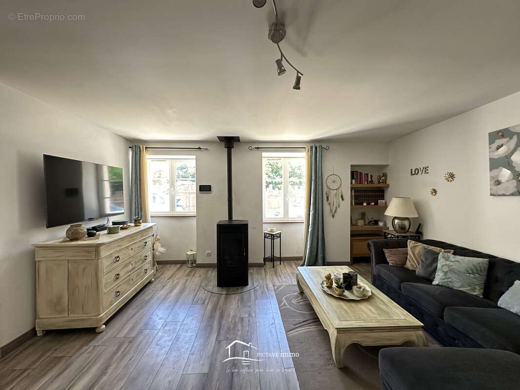 Maison de plain-pied avec piscine, dépendances et beau potentiel d’agrandissement - photo 4