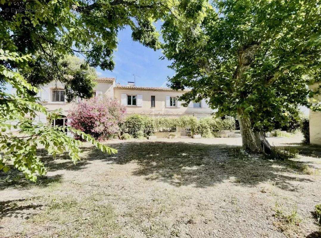 Mas familial sur 8000m2 de terrain à Arles - photo 2