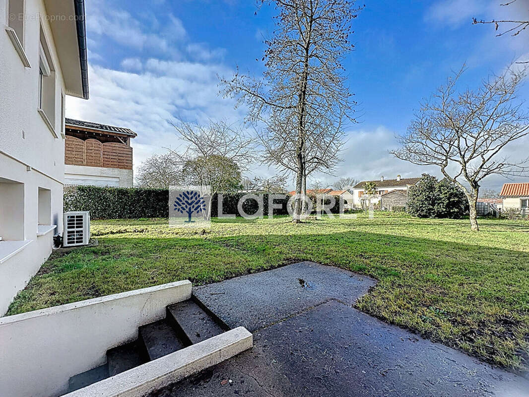 À vendre - Maison de 100 m2 en plein bourg de La Peyratte - photo 17