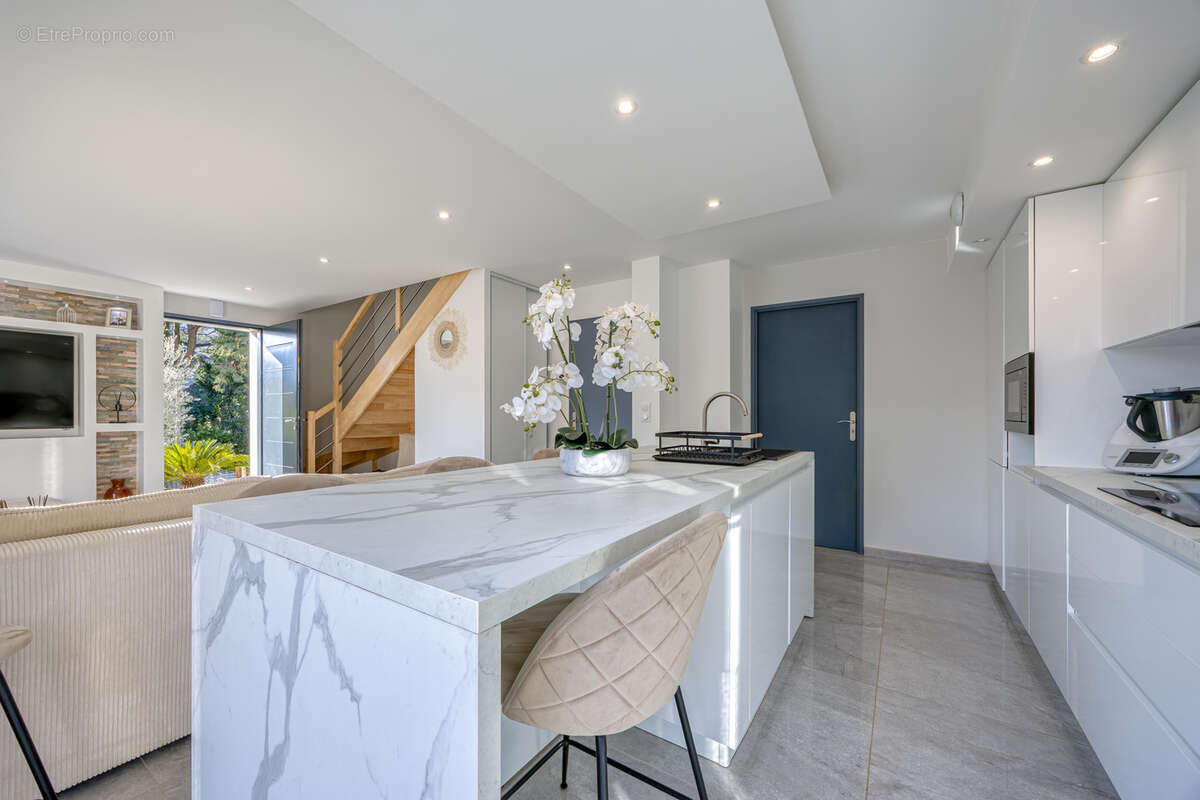 Maison à BRISON-SAINT-INNOCENT