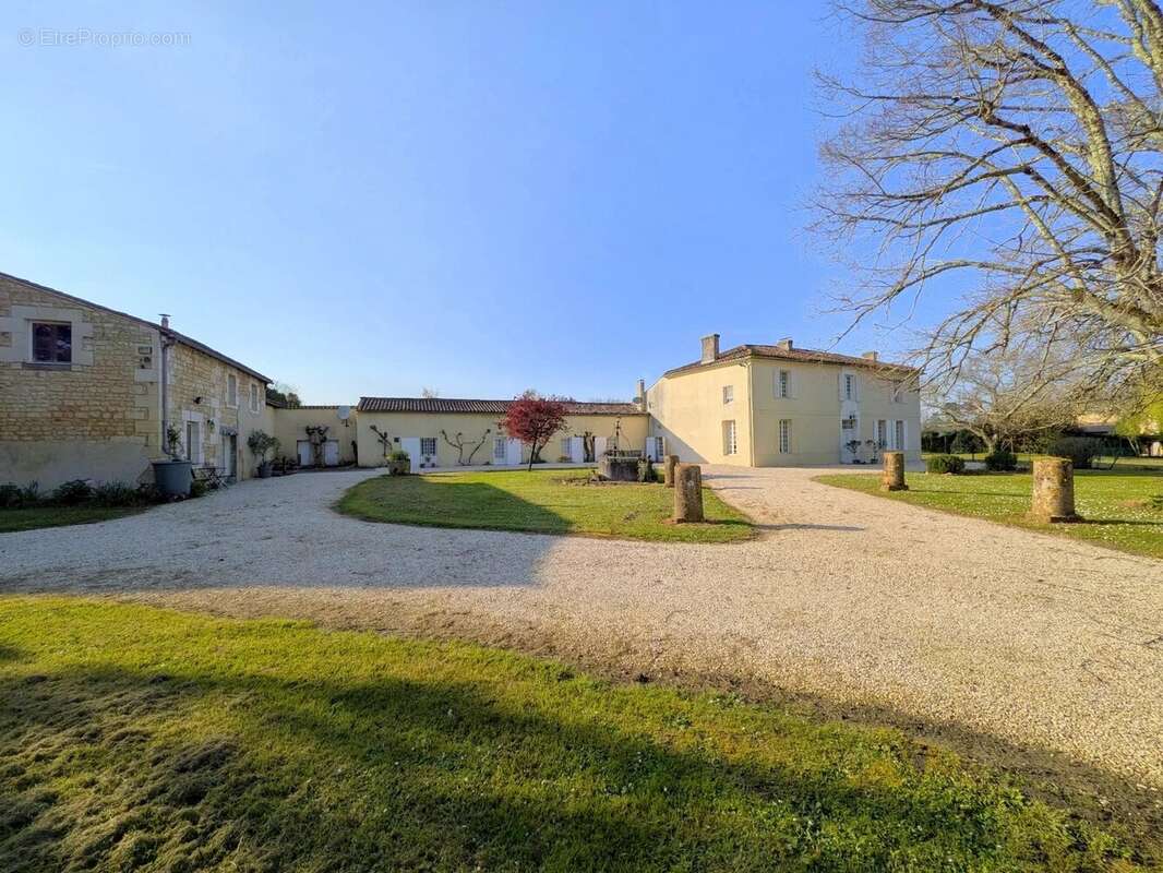 Maison à SAINT-GENIS-DE-SAINTONGE