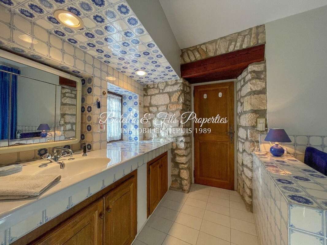 Maison à LA ROQUE-SUR-CEZE