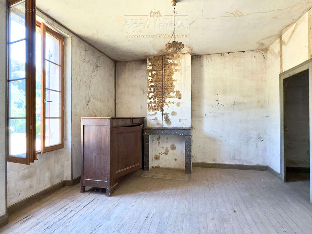 Maison en pierre a renover - fort potentiel - photo 10