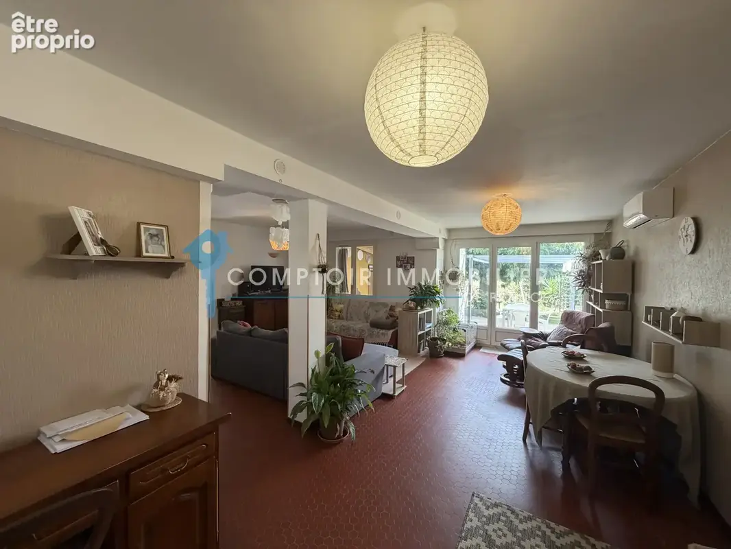 A VENDRE - NIMES - SECTEUR CHU CAREMEAU - MAISON 6 Pieces 136 m2 avec jardin arbore, véranda et dépendance - photo 6