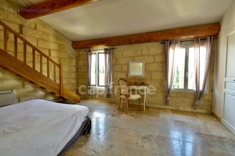 Appartement à SAINT-PIERRE-DE-MEZOARGUES