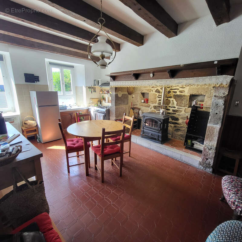 Maison en pierres avec grand garage vendue meublée - photo 4