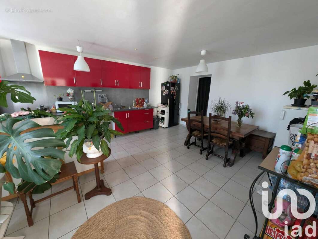 Appartement 174 m² à Saint-Martin-De-Laye  - photo 2