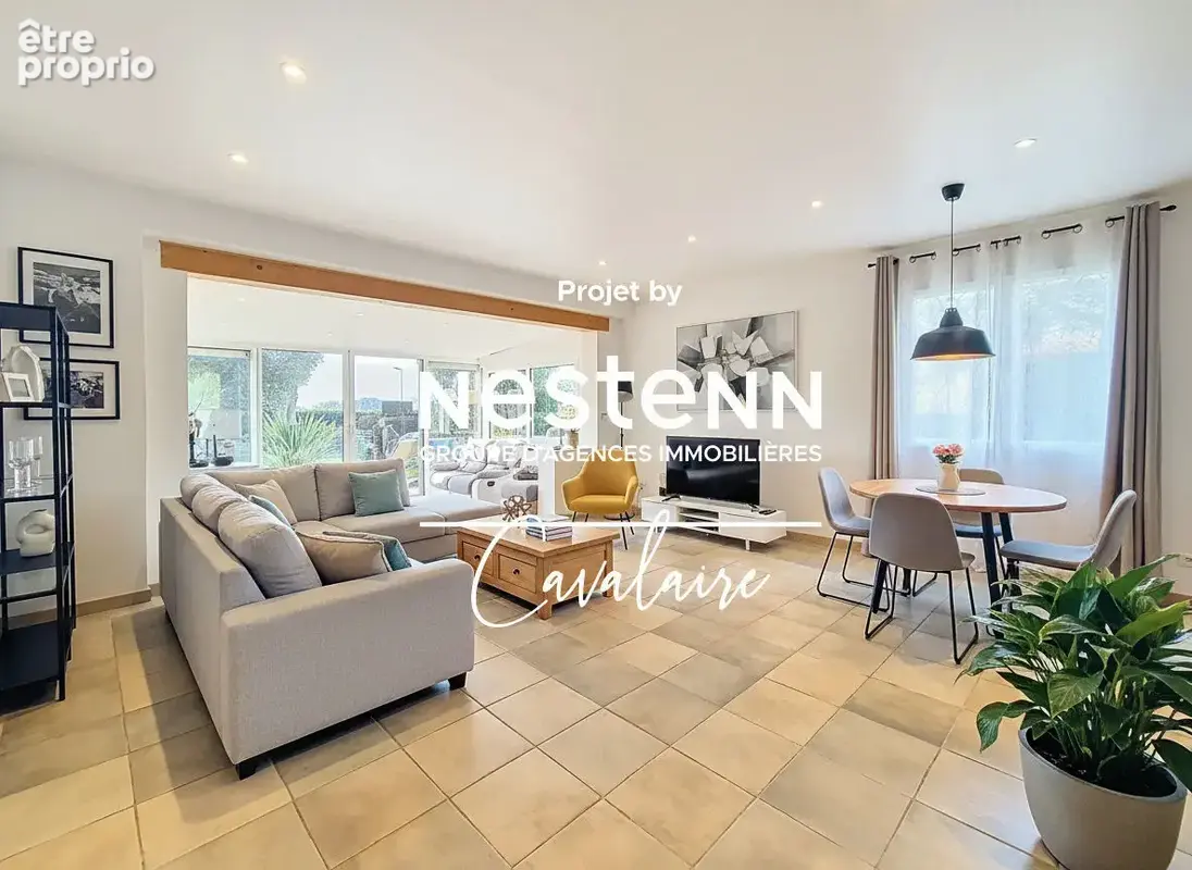 Maison d'environ 120 m² de plain-pied avec vue mer sur un terrain piscinable dans un quartier prisé de Cavalaire - photo 2