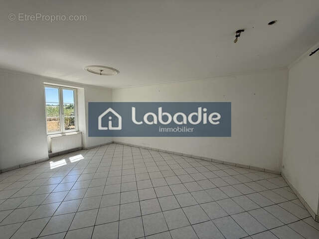 A 5mn de Saint-Sever, maison en pierres d'une surface habitable de 101m2, terrain de 1358m2. - photo 3