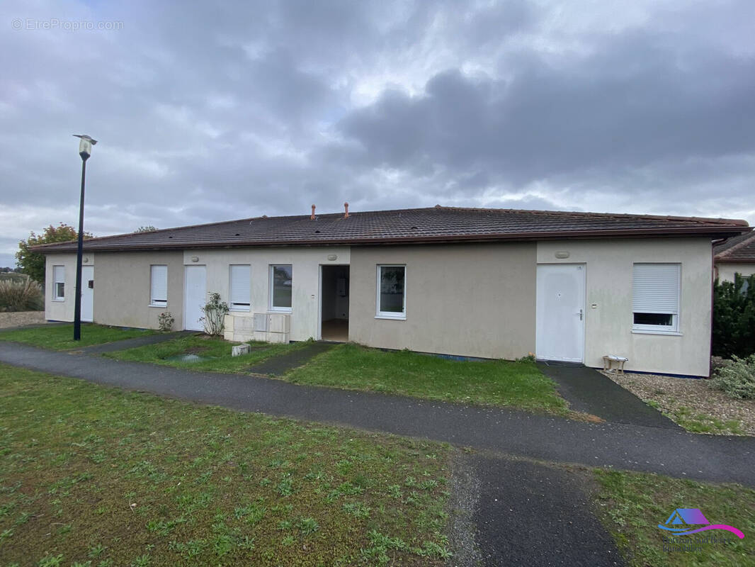 Entrée Logement - Maison à LE CHATELET