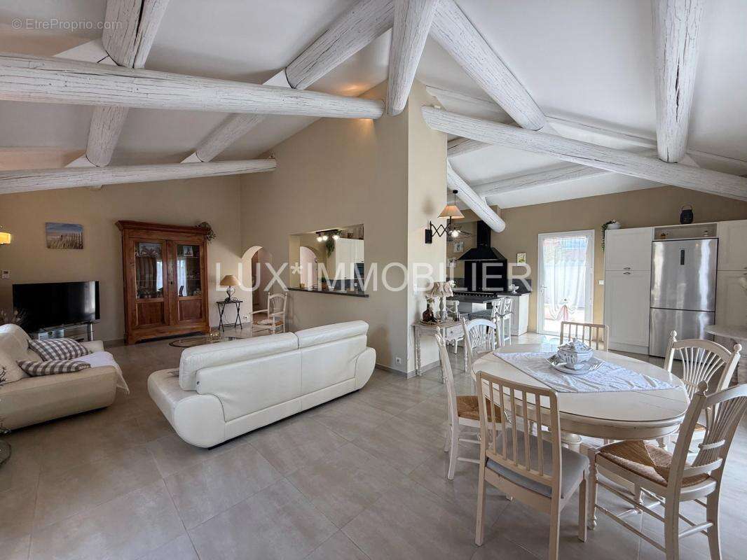 Noves - villa d'architecte, piscine pool-house, centre calme - photo 6