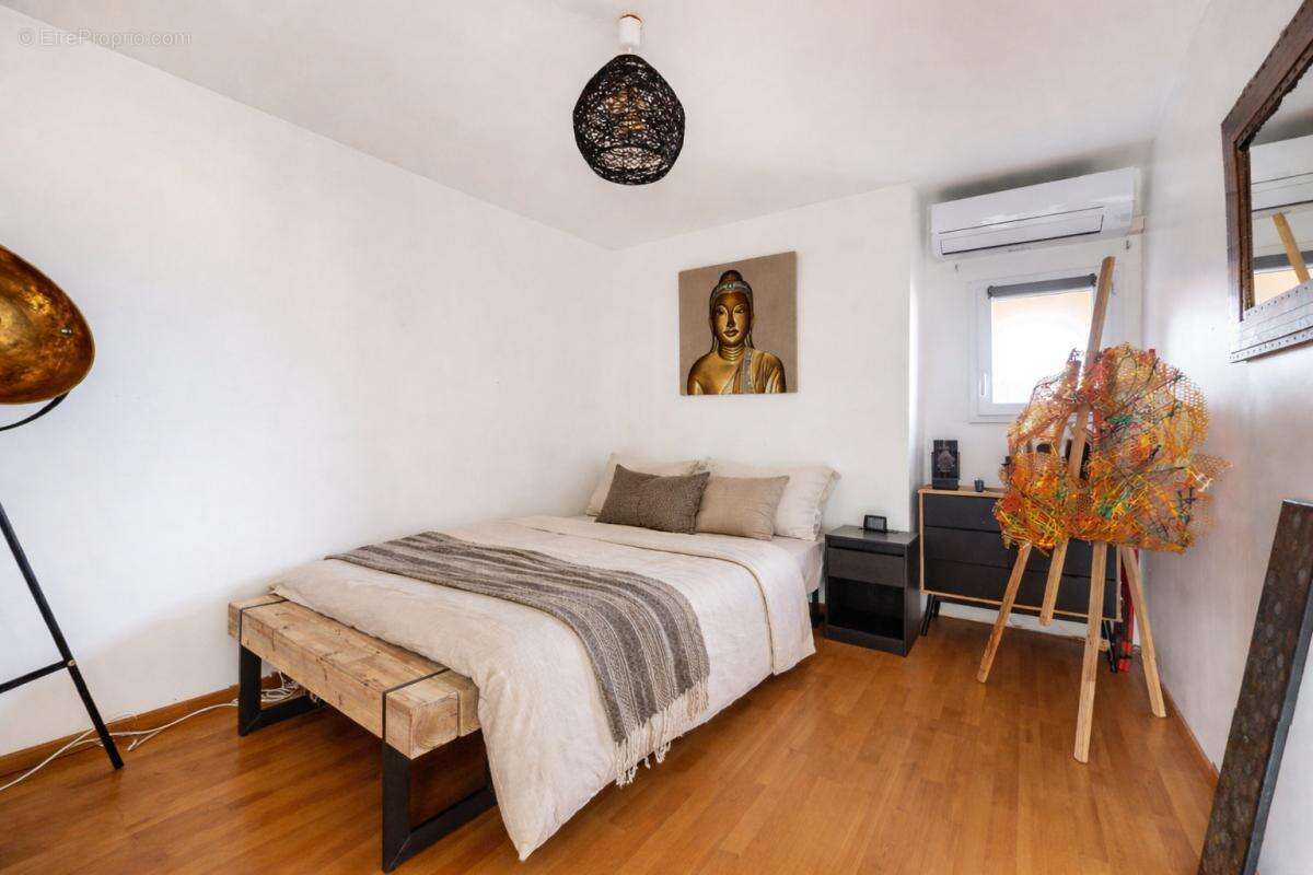 Maison à SAINT-MITRE-LES-REMPARTS