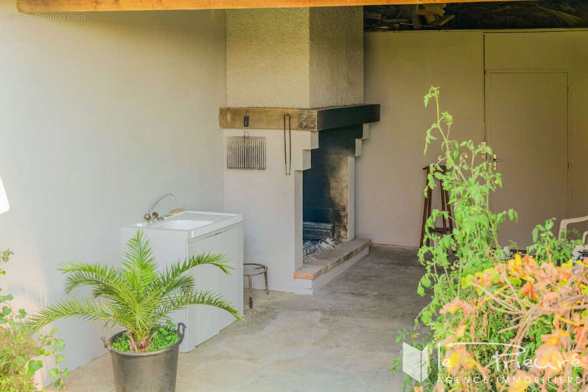 Maison à MIRANDOL-BOURGNOUNAC