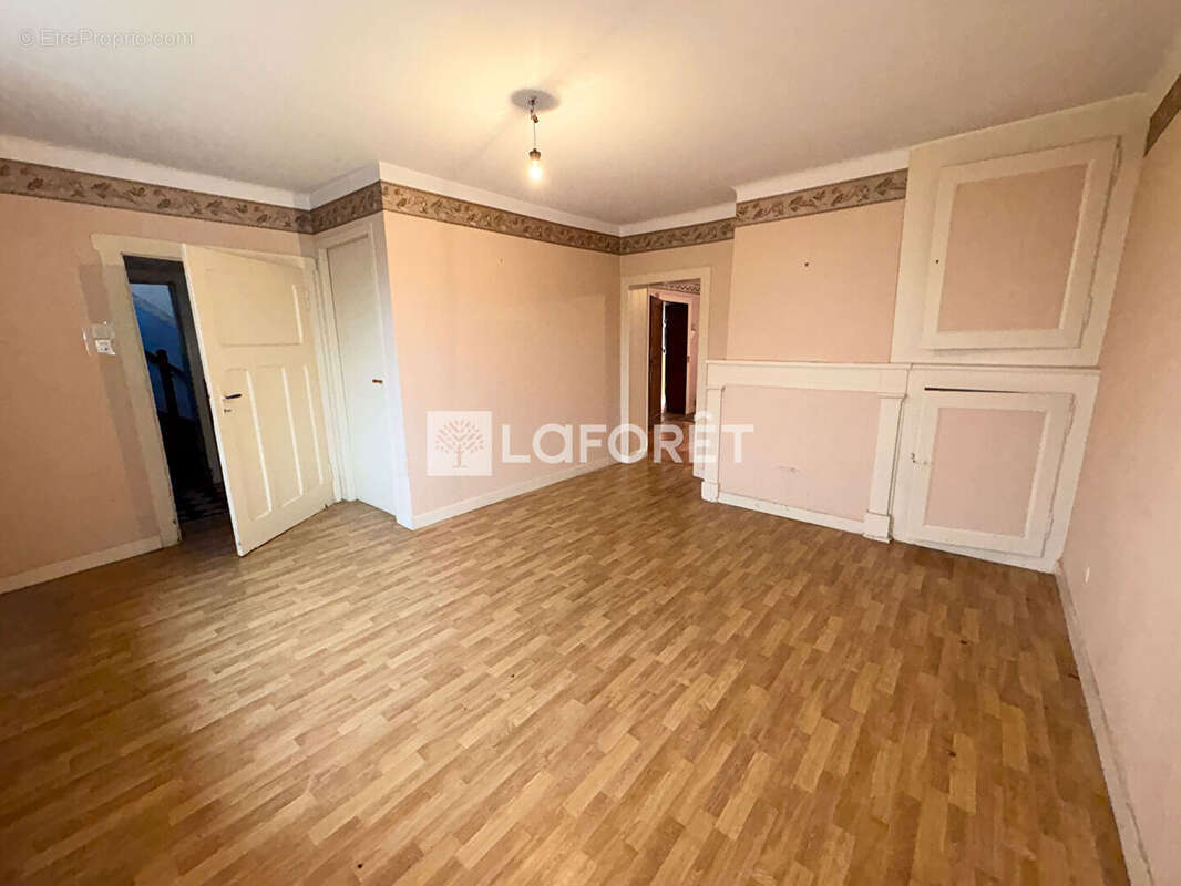 Maison à AY-SUR-MOSELLE