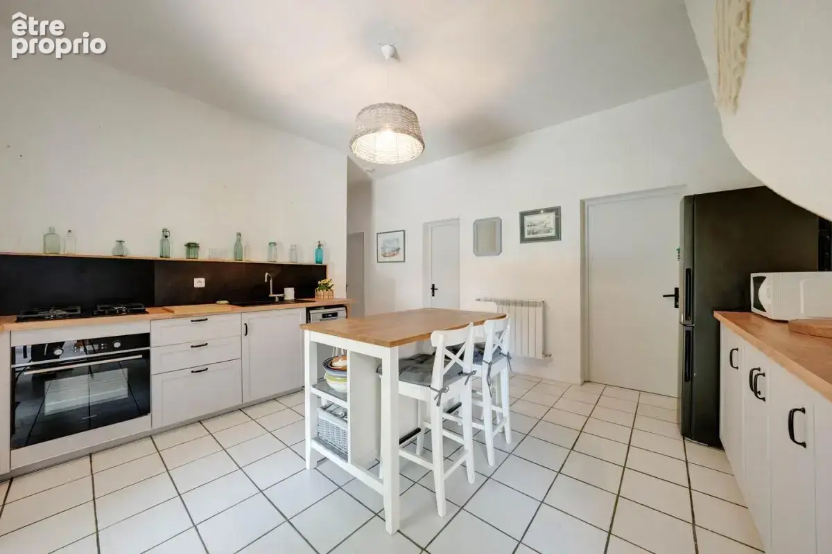 Villa T5 + T3 avec vue dégagée, piscine et immense garage - photo 7