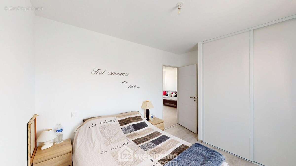 Chambre 1 avec placard intégré - Maison à SAINT-VINCENT-SUR-JARD