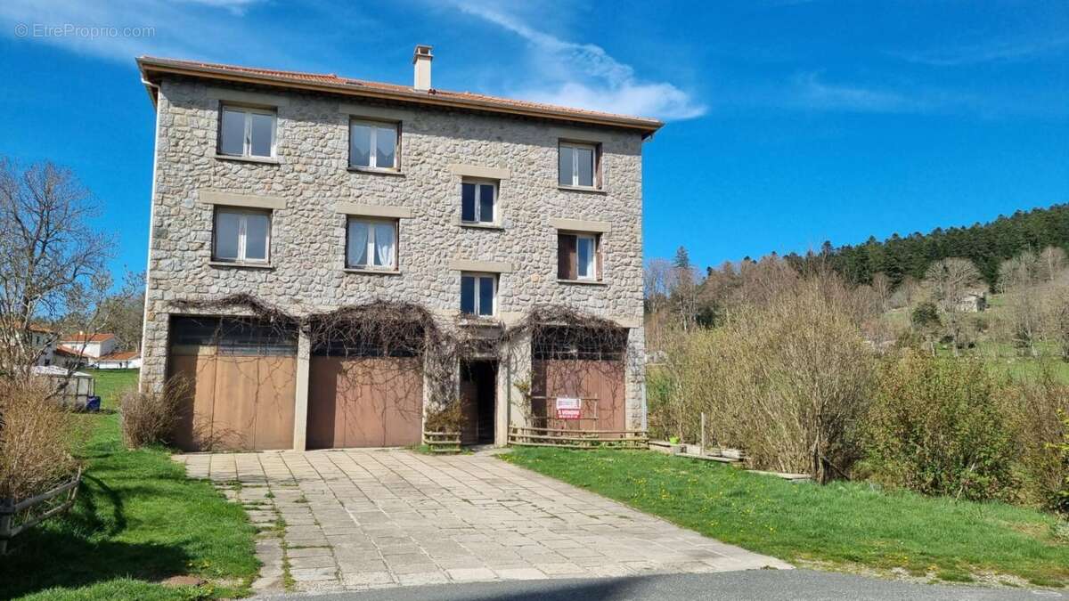 *** VENDU ***  Saint Régis du coin  42660 immeuble  en pierre sur trois niveaux plus combles 100m² de garage possibilité 4 appar - photo 8