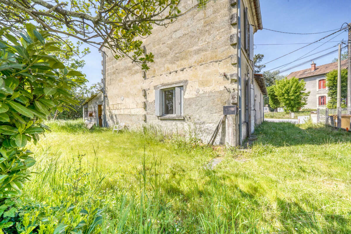 Maison à SAINT-YZAN-DE-SOUDIAC