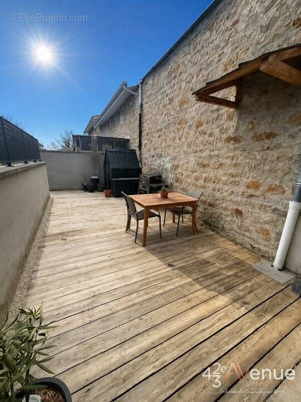 Appartement à SAINT-GENEST-LERPT