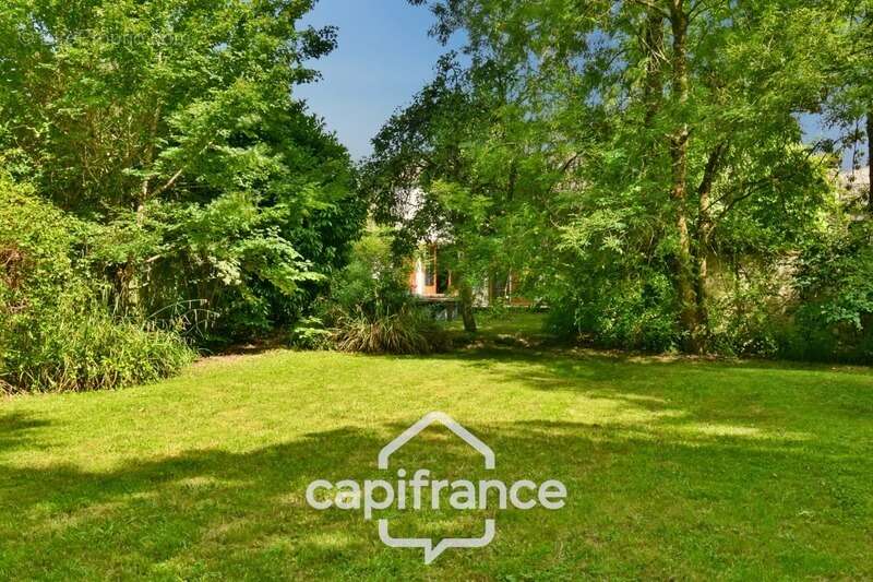 Maison charentaise à vendre 4 pièces LES EGLISES D'ARGENTEUIL (17)avec garage sur 1089m² de jardin arboré - photo 2
