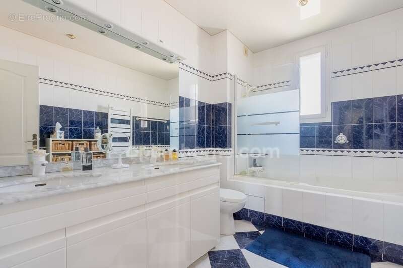 Appartement à LES PAVILLONS-SOUS-BOIS