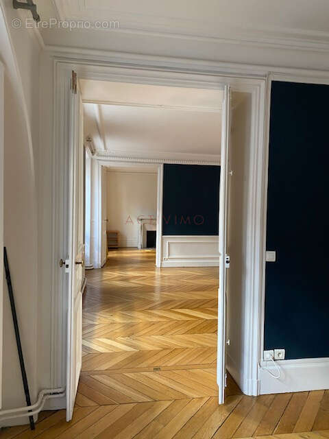 Commerce à PARIS-6E