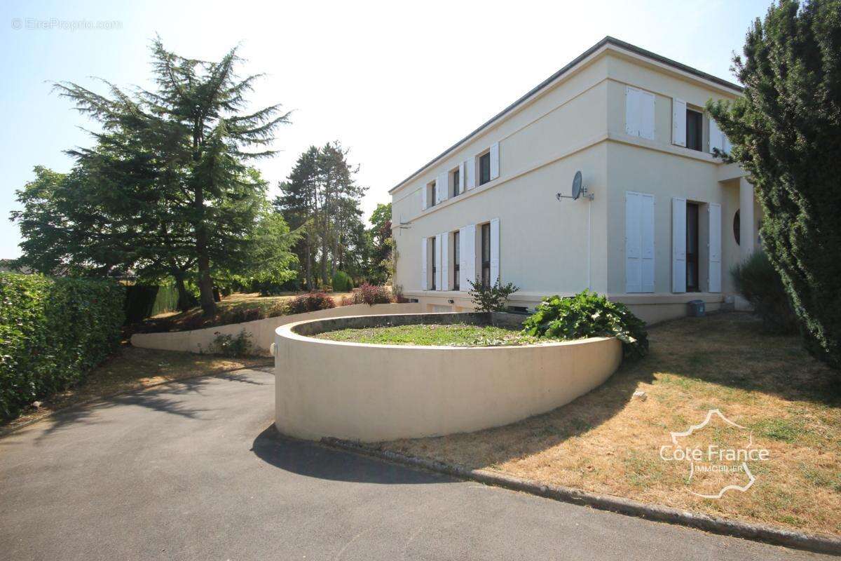 AUBRIVES VILLA DE CARACTERE sur un terrain de 3600 m2, proch - photo 16