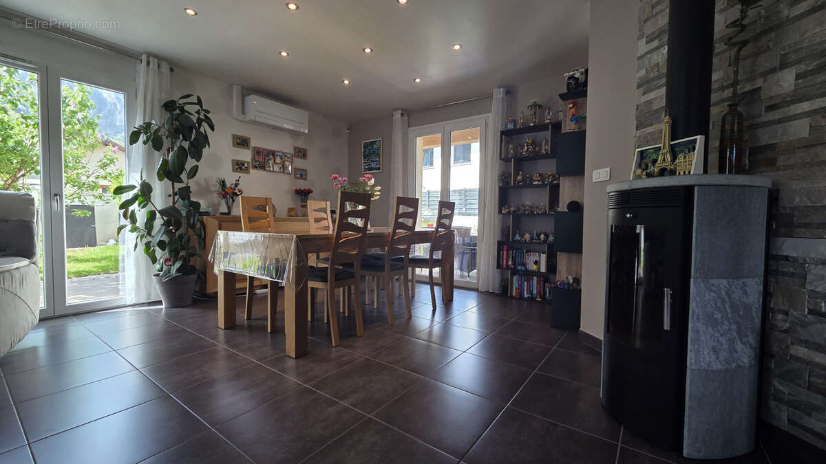 Villa plain-pied 100 m2   3 chambres + bureau   Jardin clos 597 m2   Secteur calme et ensoleillé à Scionzier - photo 2