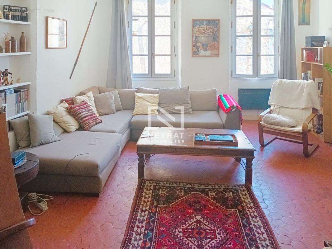 Appartement à TOURRETTES