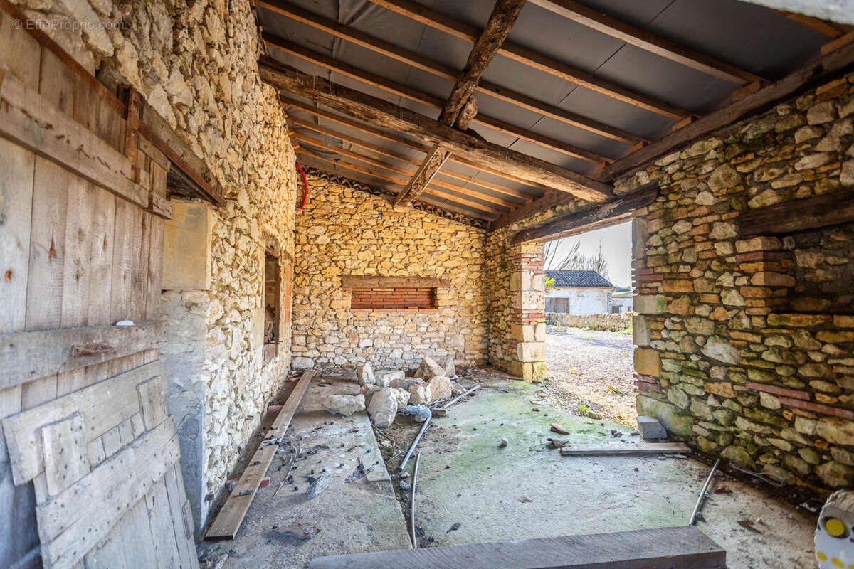 Propriété de campagne avec piscine, dépendances, garage et terrain - photo 30