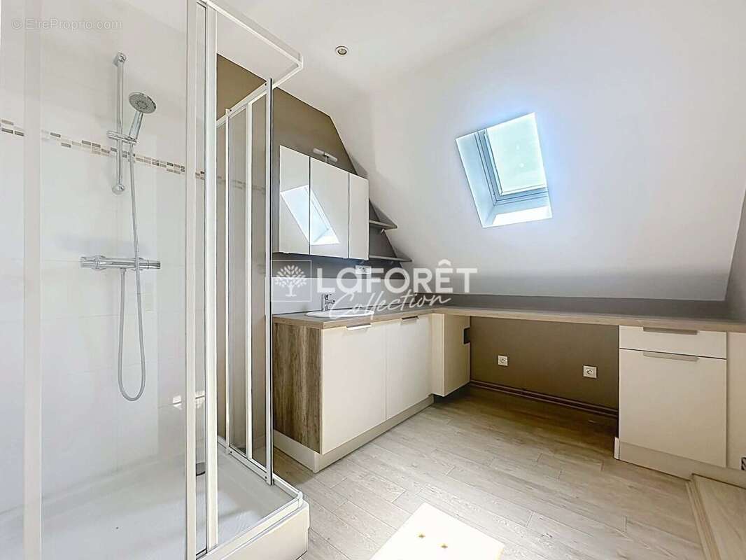 Duplex deux chambres proche gare et commerces - photo 4